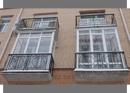 Французское остекление балкона пластиковыми окнами с фигурными ограждениями в Химках