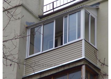 Холодное остекление балкона раздвижными окнами с выносом и крышей в Химках