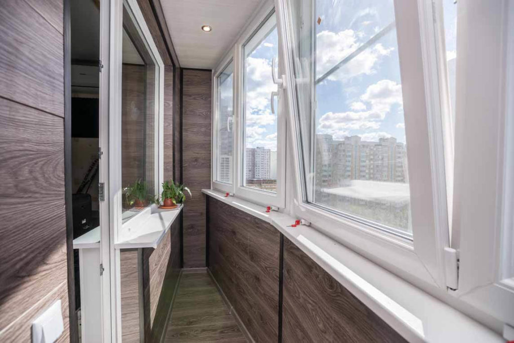Тёплое остекление балкона профилем Rehau c отделкой ламинатом в Химках