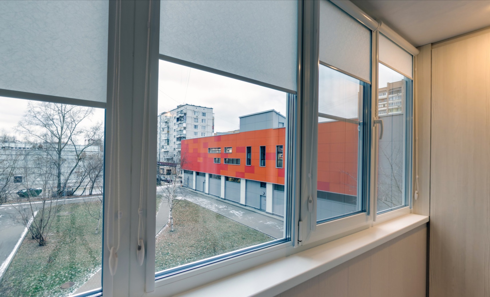 Теплое остекление балкона профилем REHAU с отделкой и выпадающими шторами в Химках