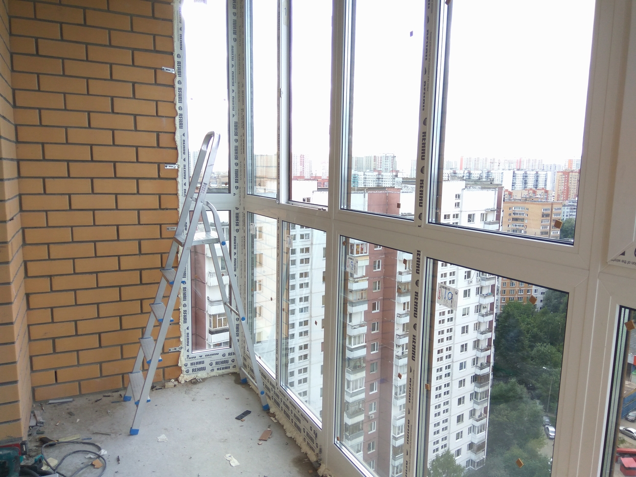 Утеплить балкон с панорамным остеклением