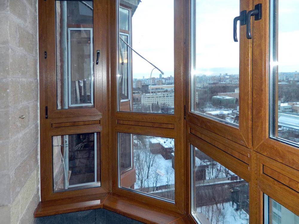 Французское остекление балкона профилем Veka с ламинированием под дерево в Химках