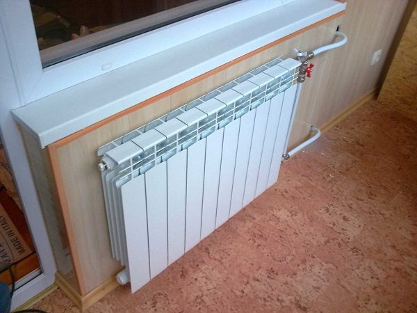 Теплое остекление балкона пластиковыми окнами и установкой масляного обогревателя в Химках